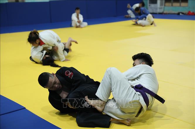 Coach Bui Dinh Tien (in black) instructs and practices with his disciples. VNA Photo: Hoàng Hiếu