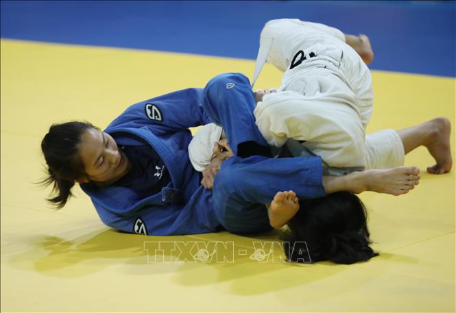 31st SEAGames winner Phung Thi Hue (in blue) practices with her teammate. VNA Photo: Hoàng Hiếu