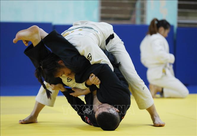 31st SEAGames winner Hoang Thi Nhat Que practices with her coach Bui Dinh Tien (in black). VNA Photo: Hoàng Hiếu