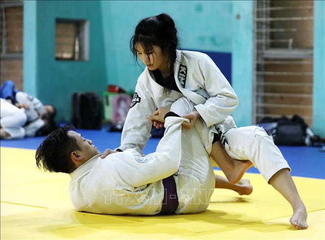 2021 World Jujitsu Championship winner Dang Thi Huyen (female) practices with her teammate. VNA Photo: Hoàng Hiếu