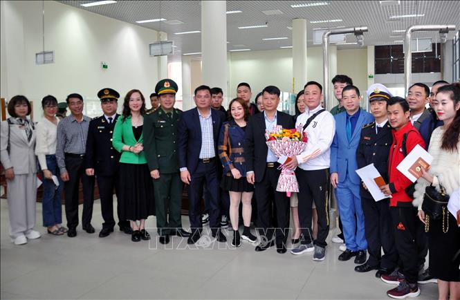 Local authorities of Mong Cai city and the first citizens of the two countries exiting and entering Vietnam via the Mong Cai Gate. Photo by courtesy/VNA 