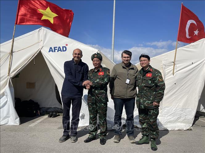 Đại sứ Hakan Cakil, Bộ Ngoại giao Thổ Nhĩ Kỳ chụp ảnh cùng đoàn CHCN Quân đội nhân dân Việt Nam. Ảnh: Hải Linh - Trường Dụy, PV TTXVN từ Hatay, Thổ Nhĩ Kỳ