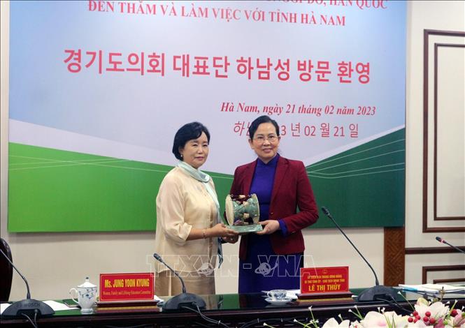 Secretary of the provincial Party Committee Le Thi Thuy presents a gift to the delegation of the council of the Republic of Korea’s Gyeonggi province. VNA Photo: Nguyễn Chinh