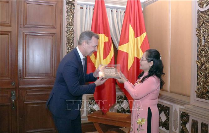 Deputy Secretary of the municipal Party Committee Nguyen Thi Le presents a gift to Andrey Vladimirovich Yatskin, First Deputy Chairman of the Council of Federation (upper house) of the Federal Assembly of the Russian Federation. VNA Photo: Xuân Khu