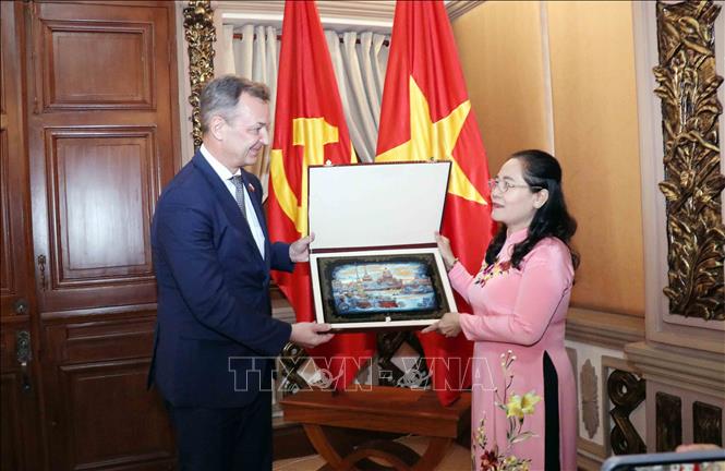 Deputy Secretary of the municipal Party Committee Nguyen Thi Le presents a gift to Andrey Vladimirovich Yatskin, First Deputy Chairman of the Council of Federation (upper house) of the Federal Assembly of the Russian Federation. VNA Photo: Xuân Khu