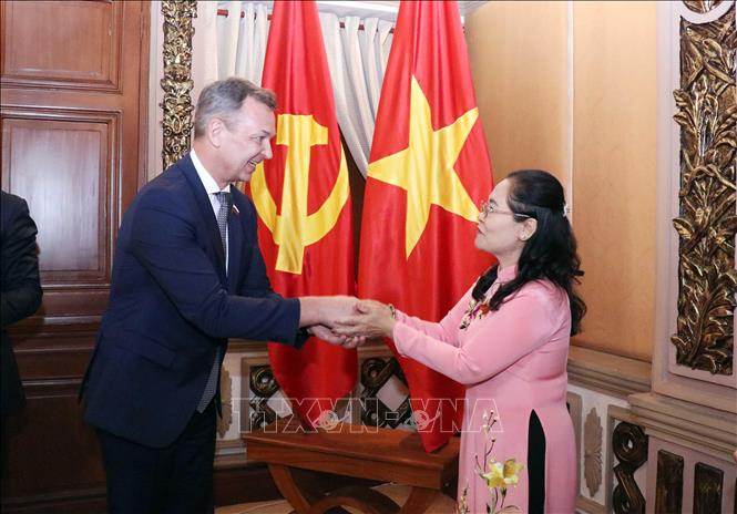 Deputy Secretary of the municipal Party Committee Nguyen Thi Le welcomes Andrey Vladimirovich Yatskin, First Deputy Chairman of the Council of Federation (upper house) of the Federal Assembly of the Russian Federation. VNA Photo: Xuân Khu