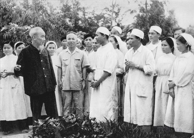 Sinh thời, Chủ tịch Hồ Chí Minh rất quan tâm đến việc xây dựng một nền y học Việt Nam vững mạnh, trong đó hình ảnh người thầy thuốc Việt Nam mẫu mực được Người đặc biệt quan tâm. Trong ảnh: Thăm Bệnh xá Vân Đình (Hà Tây cũ) ngày 20/4/1963, Chủ tịch Hồ Chí Minh căn dặn cán bộ bệnh xá thực hiện “Lương y như từ mẫu”. Ảnh: Tư liệu TTXVN