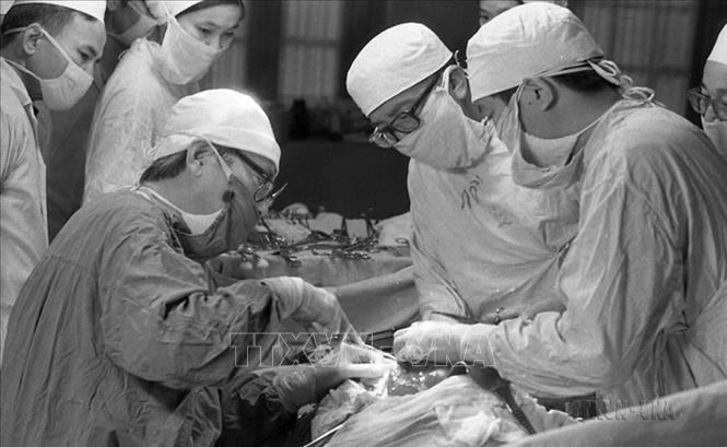 Giáo sư, bác sĩ Tôn Thất Tùng nổi tiếng ở Việt Nam và thế giới trong lĩnh vực gan và giải phẫu gan. Ông là tấm gương người thầy mẫu mực, trung thực, say mê khoa học, hết lòng yêu thương học trò, đã đào tạo một đội ngũ các thầy thuốc có y đức, giỏi chuyên môn. Ảnh: Nguyễn Chính - TTXVN