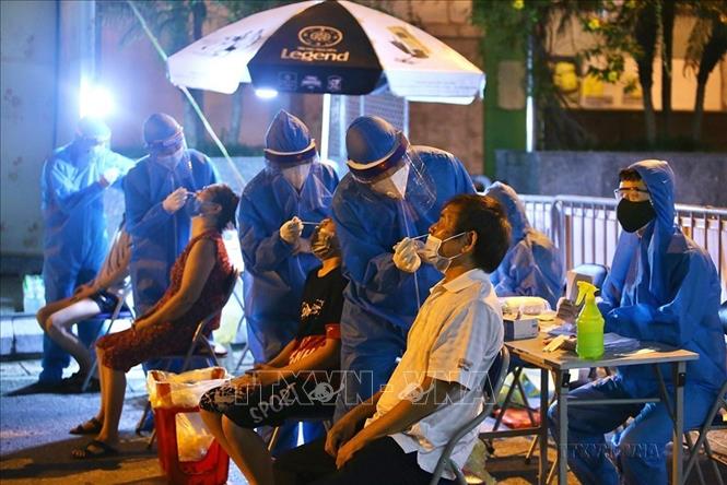Nhân viên y tế phường Vĩnh Tuy (quận Hai Bà Trưng, Hà Nội) tổ chức 43 điểm lấy mẫu xét nghiệm COVID-19 xuyên đêm cho người dân toàn phường (14/9/2021). Ảnh: Hoàng Hiếu - TTXVN