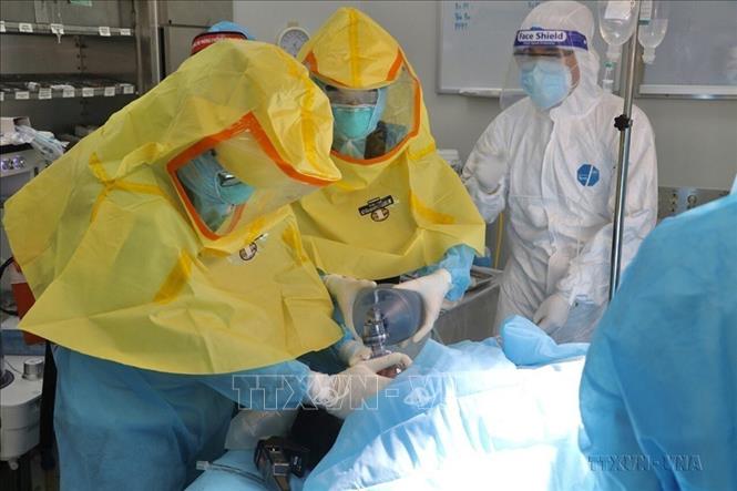 Tối 21/5/2021, Khoa Ngoại sản - Bệnh viện Bệnh Nhiệt đới Trung ương mổ cấp cứu thành công cho sản phụ đến từ tỉnh Điện Biên bị suy hô hấp nặng. Ảnh: TTXVN phát