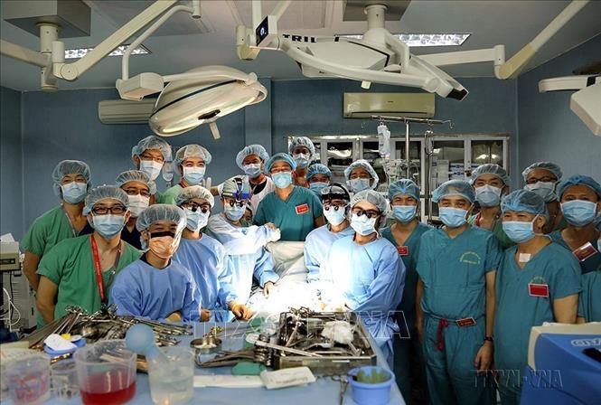 Kíp phẫu thuật của Bệnh viện Quân y 103 thực hiện thành công ca ghép phổi đầu tiên từ người sống, ngày 21/2/2017. Ảnh: Dương Ngọc - TTXVN