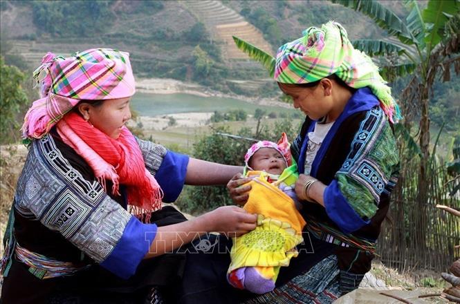 Sau 30 năm phát triển, mạng lưới “Cô đỡ thôn, bản” (CĐTB) trên cả nước hiện có hàng nghìn CĐTB là người dân tộc thiểu số, được đào tạo để tuyên truyền, vận động và cung cấp dịch vụ làm mẹ an toàn tại thôn, bản, góp phần giảm tỷ lệ tử vong của bà mẹ, trẻ sơ sinh ở các vùng sâu, vùng xa; đóng góp không nhỏ trong chăm sóc sức khỏe bà mẹ và trẻ em cho đồng bào dân tộc thiểu số ở các vùng đặc biệt khó khăn. Ảnh: Dương Ngọc – TTXVN