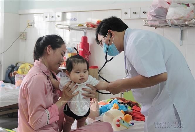 Bác sĩ Bệnh viện Đa khoa tỉnh Khánh Hòa thăm, khám hằng ngày cho bệnh nhi mắc các bệnh đường hô hấp (2/2023). Ảnh: Phan Sáu - TTXVN