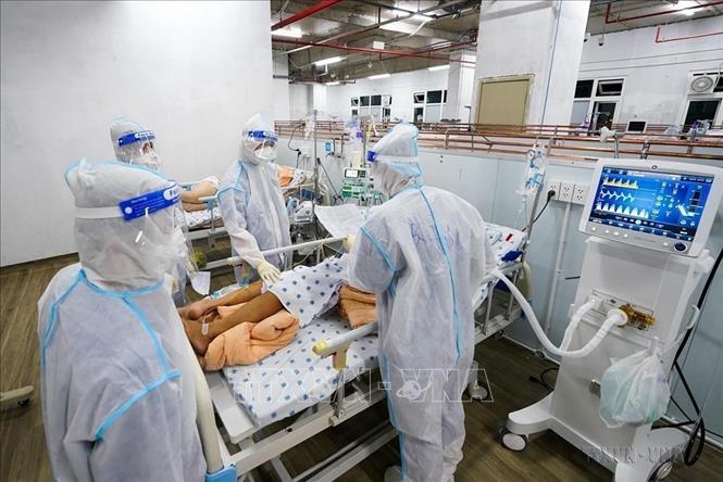 Đội ngũ thầy thuốc Bệnh viện hữu nghị Việt Đức tận tâm ngày đêm điều trị cho bệnh nhân COVID-19 tại Trung tâm hồi sức tích cực người bệnh COVID-19, trực thuộc Bệnh viện Hữu nghị Việt Đức, đặt tại Bệnh viện Dã chiến số 13 (xã Bình Hưng, huyện Bình Chánh, Tp Hồ Chí Minh). Ảnh: TTXVN phát