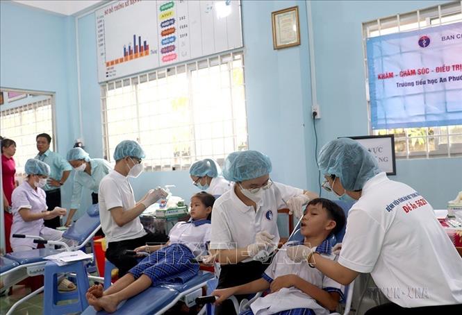 Bệnh viện Răng Hàm Mặt Trung ương Thành phố Hồ Chí Minh phối hợp với Sở Y tế, Sở Giáo dục và Đào tạo tỉnh Vĩnh Long tổ chức chương trình khám, chăm sóc, điều trị và giáo dục sức khỏe răng miệng cho học sinh Trường Tiểu học An Phước A (xã An Phước, huyện Mang Thít, tỉnh Vĩnh Long), tháng 12/2022. Ảnh: Thuý Hằng - TTXVN