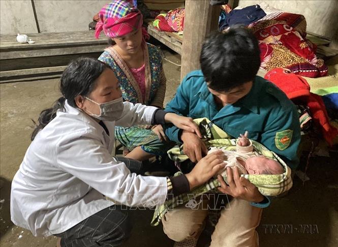 Cán bộ Trạm Y tế xã Dà Sề Phìn, huyện Sìn Hồ (Lai Châu) tuyên truyền người dân đến trạm y tế khi sinh nở và hướng dẫn chăm sóc trẻ (8/2022). Ảnh: Việt Hoàng – TTXVN