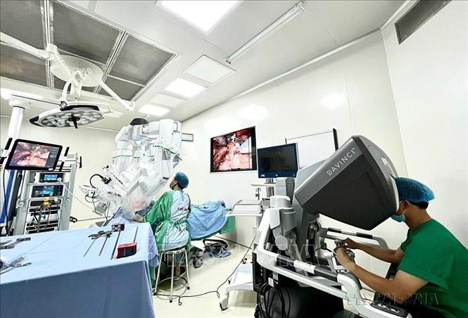Kíp phẫu thuật bằng hệ thống Robot Davinci thế hệ XI hiện đại cắt tuyến giáp qua tiền đình miệng trong điều trị ung thư tuyến giáp. Ảnh: TTXVN phát
