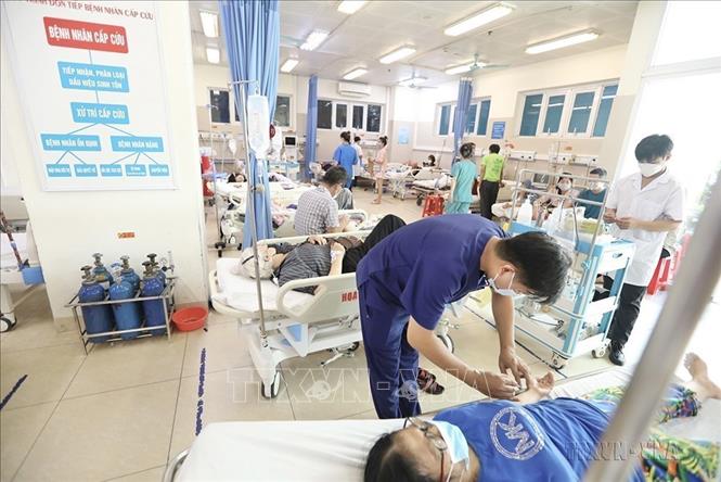 Chăm sóc đối tượng người cao tuổi nhập viện ở Hà Nội do thời tiết thay đổi thất thường. Ảnh: Minh Quyết – TTXVN