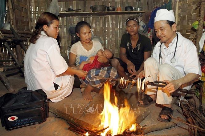 Hàng chục năm gắn bó với lĩnh vực y tế dự phòng các huyện miền núi của tỉnh Quảng Bình, bác sĩ Lê Đình Thi, Giám đốc Trung tâm Y tế huyện Minh Hóa luôn tận tụy với cuộc chiến đẩy lùi bệnh tật, bảo vệ chăm sóc sức khỏe cho đồng bào dân tộc vùng sâu, vùng xa. Ảnh: Dương Ngọc - TTXVN