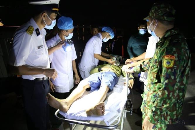 Các y, bác sĩ của Trung tâm Y tế đảo Trường Sa, huyện đảo Trường Sa, tỉnh Khánh Hòa tiếp nhận và cấp cứu cho bệnh nhân bị đột quỵ não khi đang đánh bắt hải sản trên biển (3/2021). Ảnh: TTXVN phát