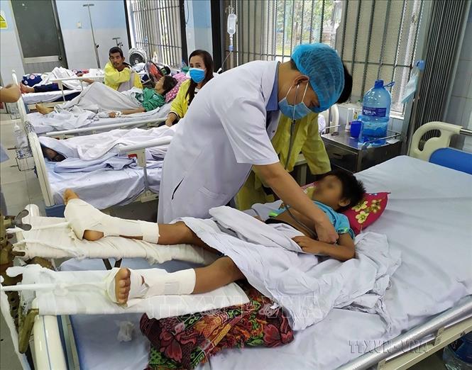 Nạn nhân vụ sạt lở đất tại xã Trà Leng, huyện Nam Trà My (Quảng Nam) tối 28/10/2020 được tích cực chăm sóc, điều trị tại Bệnh viện đa khoa tỉnh Quảng Nam. Ảnh: Trần Lê Lâm - TTXVN