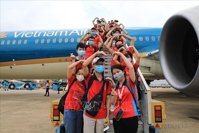 Sinh viên, giảng viên trường Đại học Y Hà Nội thể hiện sự đoàn kết, quyết tâm trước khi lên đường, tình nguyện tham gia hỗ trợ phòng chống dịch COVID-19 tại Bình Dương (6/7/2021). Ảnh: Thành Đạt - TTXVN