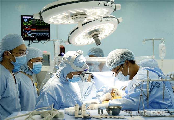 Tháng 9/2020, Bệnh viện Quận Thủ Đức, Thành phố Hồ Chí Minh thực hiện thành công ca phẫu thuật tim bắc cầu mạch vành không cần sử dụng máy tim phổi nhân tạo cho một bệnh nhân nam 60 tuổi. Đây là một trong những phẫu thuật tim đỉnh cao mới chỉ được thực hiện tại các trung tâm tim mạch lớn của Việt Nam và trên thế giới. Ảnh: TTXVN phát