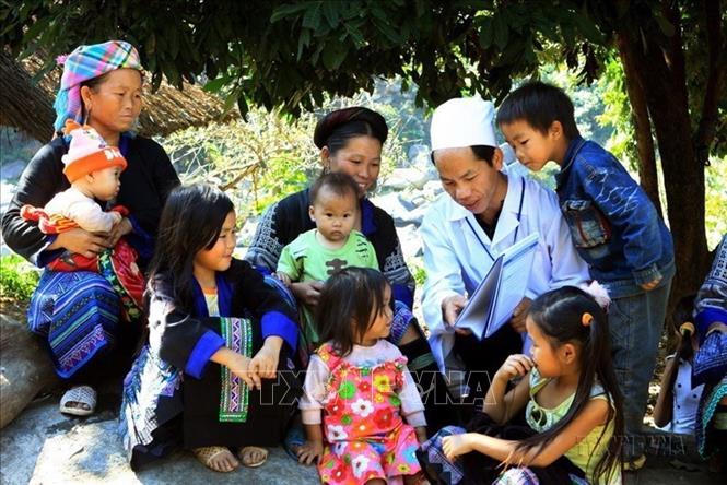 Nhân viên y tế xã Hồ Bốn, huyện Mù Căng Chải (Yên Bái) hướng dẫn người dân cách phòng bệnh, chủ động chống dịch bệnh lúc thời tiết giao mùa. Ảnh: Dương Ngọc – TTXVN