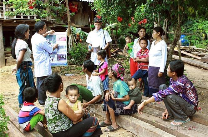 Nhân viên y tế tư vấn, kiểm tra sức khỏe cho đồng bào dân tộc xã Dân Hóa, huyện miền núi Minh Hóa, tỉnh Quảng Bình. Ảnh: Dương Ngọc – TTXVN