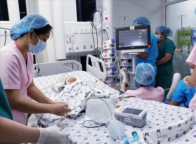 Bệnh viện Nhi đồng TP Hồ Chí Minh phẫu thuật tách rời thành công cặp song sinh Trúc Nhi – Diệu Nhi trong 12 giờ đồng hồ, ngày 15/7/2020. Ảnh: TTXVN phát
