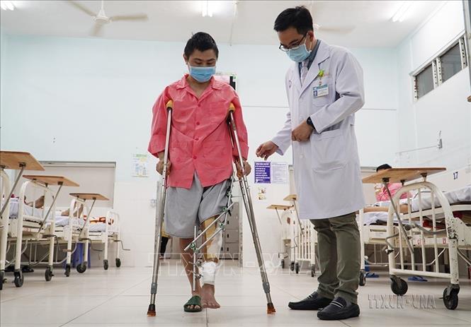 Bệnh viện Chợ Rẫy Thành phố Hồ Chí Minh thực hiện thành công ca phẫu thuật sử dụng mảnh ghép 3D hợp kim Titanium dạng tổ ong thay một đoạn xương chày cho bệnh nhân bị ung thư xương (1/2021). Đây là kỹ thuật hoàn toàn mới được thực hiện tại Bệnh viện Chợ Rẫy nói riêng và Việt Nam nói chung. ảnh: Ảnh: TTXVN phát