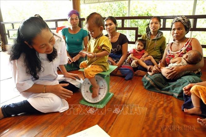 Nhân viên y tế kiểm tra sức khỏe và tư vấn dinh dưỡng trẻ em cho đồng bào dân tộc xã Trọng Hóa, huyện miền núi Minh Hóa (Quảng Bình). Ảnh: Dương Ngọc – TTXVN