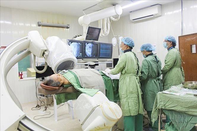 Bác sỹ Bệnh viện Thống Nhất, Thành phố Hồ Chí Minh phẫu thuật can thiệp mạch vành cho người bệnh (4/2021). Ảnh: TTXVN phát