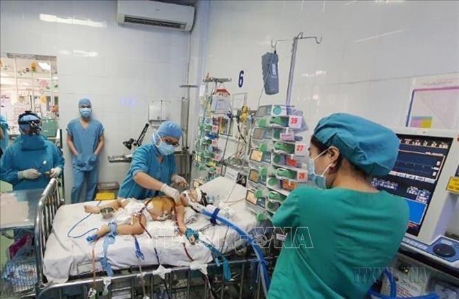 Bệnh viện Nhi đồng 1 Thành phố Hồ Chí Minh lần đầu tiên thực hiện thành công kỹ thuật ECMO cứu sống bé gái sau phẫu thuật tim bẩm sinh (10/2020). Ảnh: TTXVN phát