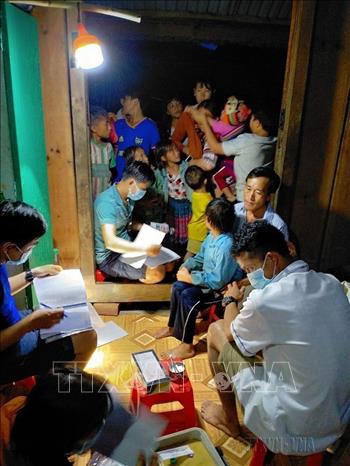 Trung tâm Kiểm soát Bệnh tật (CDC) tỉnh Lâm Đồng phối hợp với Trung tâm Y tế các huyện Đam Rông và Bảo Lâm tổ chức chiến dịch tiêm chủng vaccine phòng uốn ván - bạch hầu bổ sung, nhằm tăng tỉ lệ miễn dịch trong cộng đồng, giảm tỉ lệ tử vong tại các vùng nguy cơ cao (8/2020). Ảnh: TTXVN phát