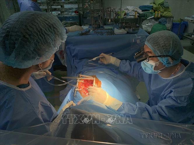 Trung tâm Tim mạch thuộc Bệnh viện Đa khoa Trung ương Cần Thơ phẫu thuật thành công, cứu sống bệnh nhân hẹp 3 nhánh mạch vành có nhóm máu hiếm bằng kỹ thuật truyền máu hoàn hồi (11/2020). Ảnh: TTXVN phát