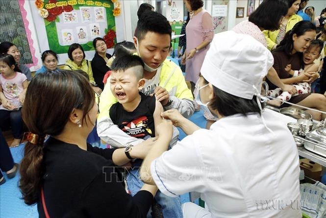 Quận Hai Bà Trưng (Hà Nội) thực hiện chiến dịch tiêm bổ sung vaccine sởi – rubella tại các trường học trên địa bàn. Ảnh: Dương Ngọc – TTXVN