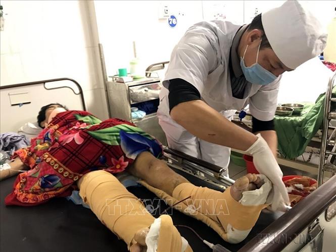 Bác sỹ Bệnh viện Hữu nghị Đa khoa tỉnh Nghệ An và Bệnh viện Đa khoa 115 Nghệ An tích cực điều trị cho nạn nhân bị đa chấn thương trong vụ tai nạn lao động rơi thang cuốn vào chiều 2/1/2021, tại công trường thi công Ảnh: Tá Chuyên - TTXVN