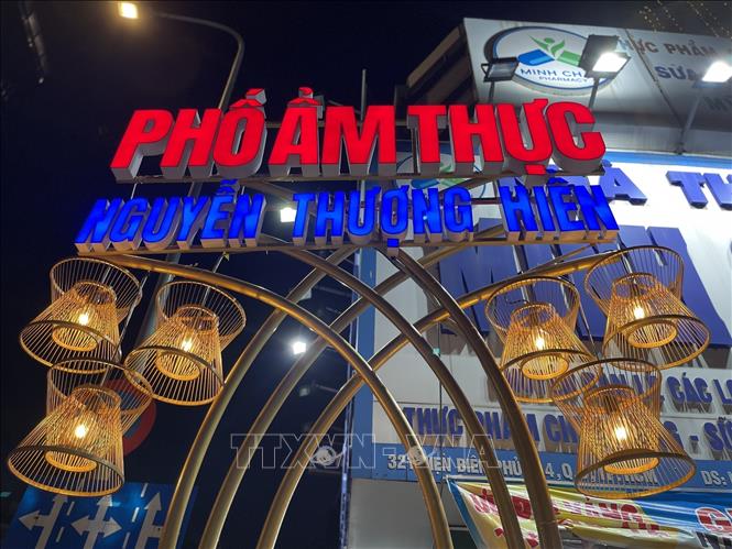 Nguyen Thuong Hien food street in District 3, Ho Chi Minh City opens from 19:00-23:00. VNA Photo: Thu Hương