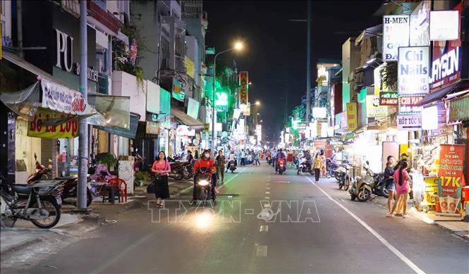 Nguyen Thuong Hien food street in District 3, Ho Chi Minh City opens from 19:00-23:00. VNA Photo: Thu Hương