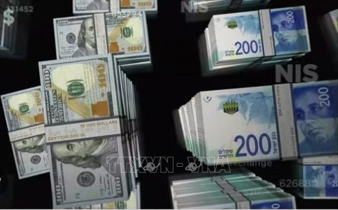 Đồng shekel (phải) của Israel và đồng đôla Mỹ. Ảnh: Reuters/TTXVN