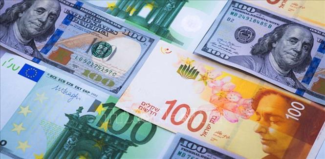 Đồng tiền mệnh giá 100 shekel (phải, giữa) của Israel và đồng tiền mệnh giá 100 đôla Mỹ (phải, trên). Ảnh: Shutterstock/TTXVN