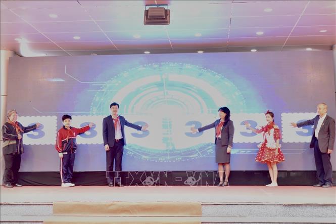 Ban Tổ chức thực hiện nghi thức phát động cuộc thi. Ảnh: Thanh - TTXVN phát