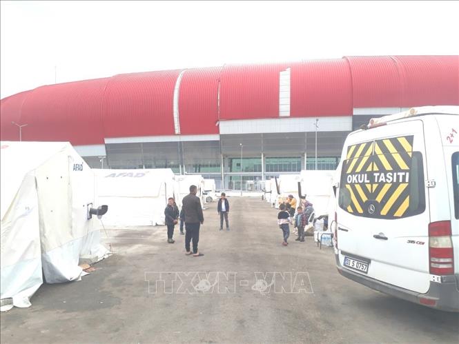 Trẻ em chơi đùa trong khu lều trại dựng tạm bên ngoài sân vận động Hatay. Ảnh: Trường Dụy, phóng viên TTXVN từ Hatay, Thổ Nhĩ Kỳ