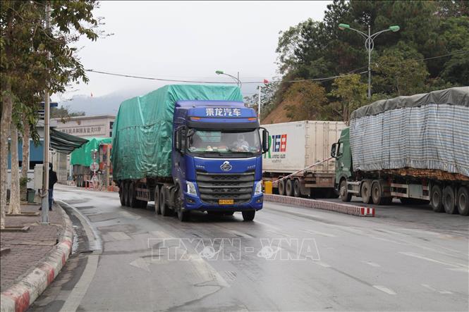 From the beginning of 2023, the number of customs declarations at Huu Nghi Border Gate rocketed 91% year-on-year with all the declarations submitted via the electronic customs system. VNA Photo: Quang Duy 