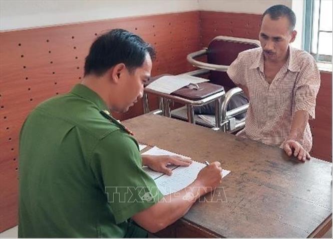 Công an làm việc với đối tượng Lê Minh Thể. Ảnh: TTXVN phát