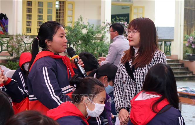 Trong ảnh: Học sinh Trường THCS Kim Đồng tham gia trả lời câu hỏi tìm hiểu về nâng cao nhận thức về phòng chống mua bán người và di cư. Ảnh: Quốc Khánh - TTXVN