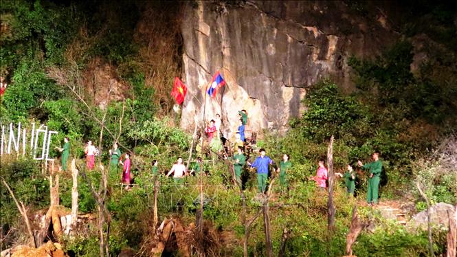 Một phân đoạn về Trung tướng Đồng Sỹ Nguyên và bà con nhân dân Lào. Ảnh: Võ Dung - TTXVN