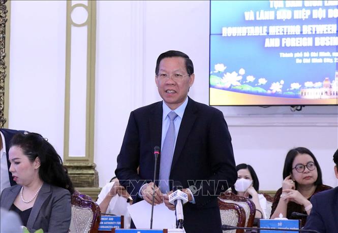 Chairman of the municipal People's Committee Phan Van Mai speaks at the meeting. VNA Photo: Xuân Khu
