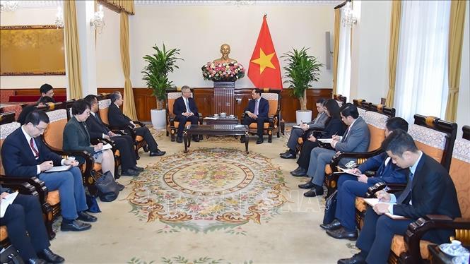 Minister of Foreign Affairs Bui Thanh Son receives the Secretary of the Party Committee of China’s Hainan province, Shen Xiaoming, in Hanoi on February 22. Photo by courtersy/VNA
